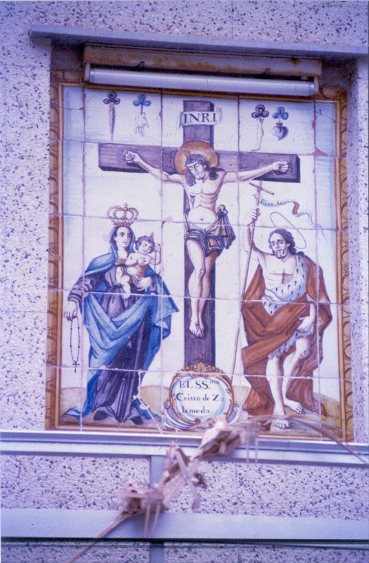 Retablo Cerámico de Cristo Crucificado con la Virgen María y San Juan Bautista